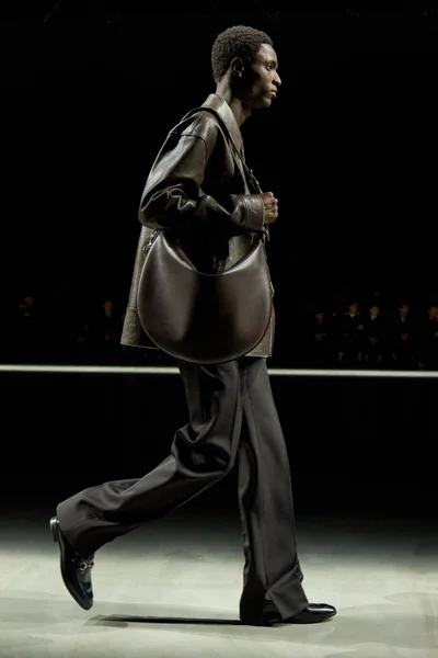 Look 16